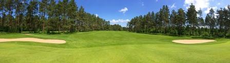 Geradeaus gerät man ins Rough Der Fairway geht von links nach rechts, aber geradeaus ist Rough mit Bunkern.